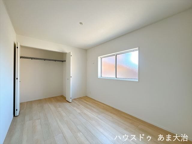 65帖洋室:全居室に収納完備。いつでも室内はスッキリしそう。両開きの扉でどこに何があるか一目瞭然。