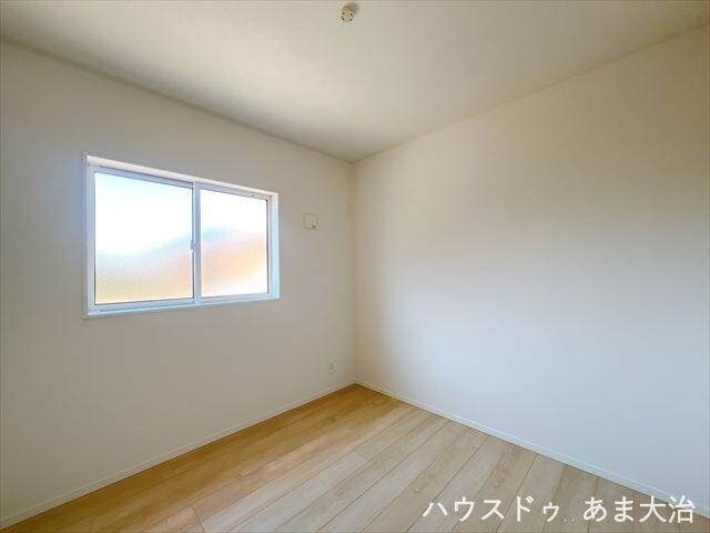 4.5帖洋室:ベッドとテーブルの配置が可能な広さです。収納スペースも設けています。コンパクトで集中できる広さです。