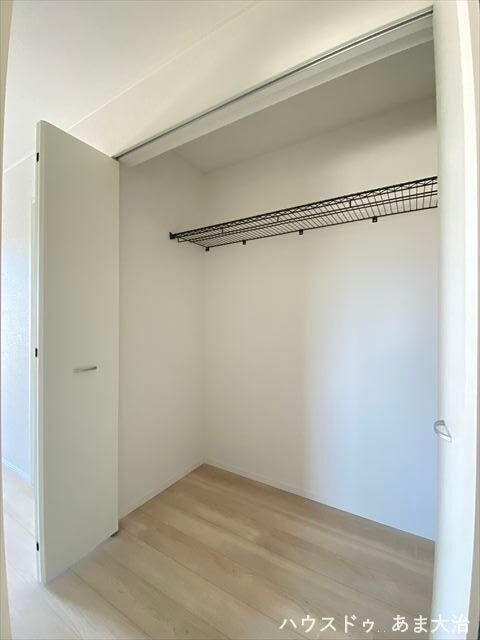 あると助かる大型廊下収納。家族共有の荷物やファミリークローゼットとして活用できます。