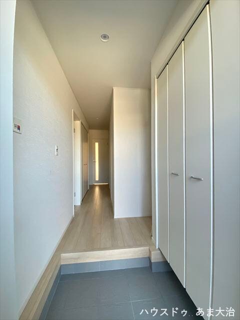 玄関一面にある収納は家族みんなの靴がたっぶり収納できます。土間部分にもあるため濡れた靴なども隠す収納ができるのは助かりますね。