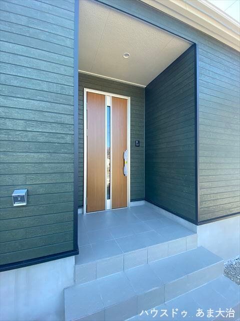 扉にはスリット窓があり玄関ホールに明るい光を届けてくれます。駐車場から直接大型の荷物も運び入れやすいですね。