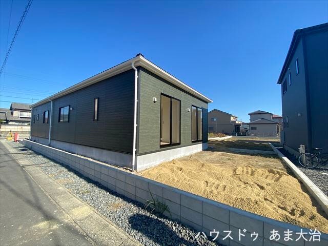 角地になり日当たり良好。ゆとりの広さのお庭ではガーデニングも楽しめそうです。