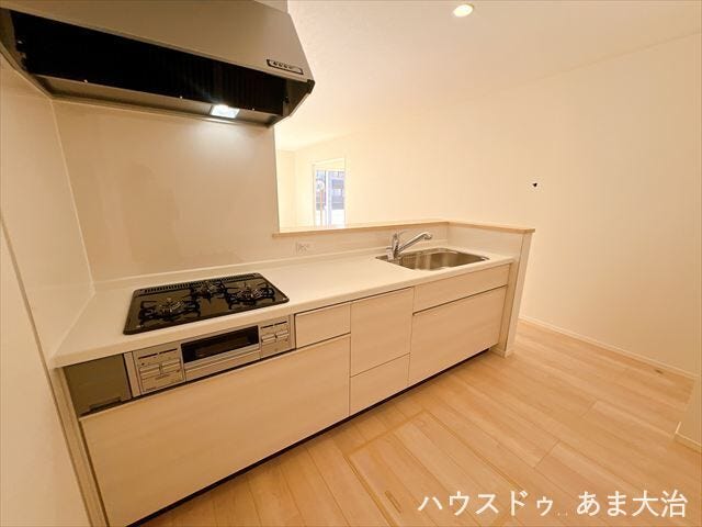 三ツ口のガスコンロで一度に多種類調理が可能です。リビングを見渡しながら調理が可能、家族との繋がりを楽しみながら家事を行えます。