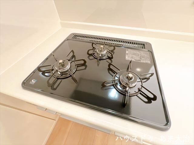 三口コンロとグリルで同時調理も可能です。