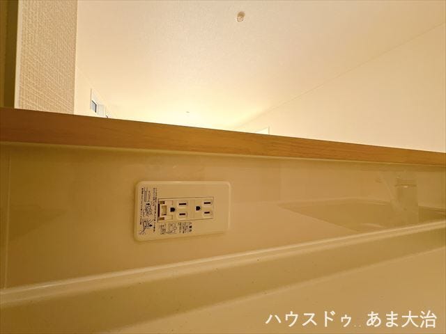 ワークトップ前にはコンセントがあることでハンドミキサーなどの使用時にも便利です。
