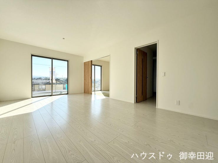 ■安らぎと笑顔の中心地■陽光が優しく降り注ぎ、会話が自然と弾む。ここでは、毎日が特別な時間へと変わります。