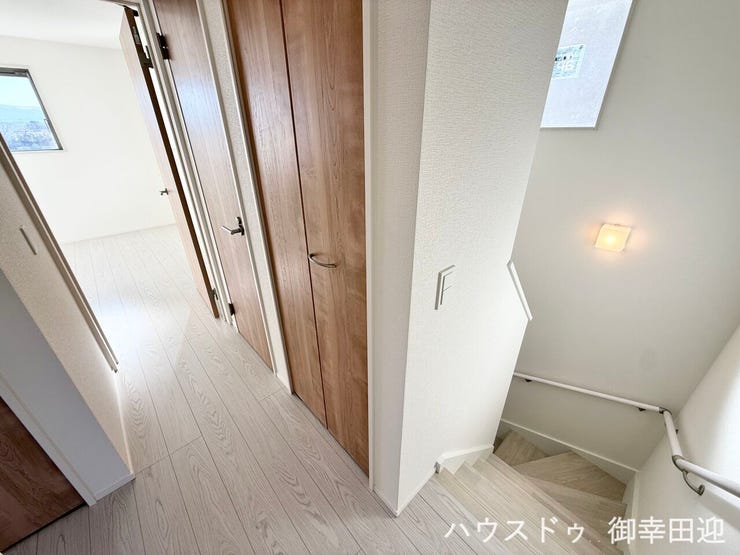 ■暮らしを繋ぐ、明るい動線■採光窓から光が差し込み、足元を優しく照らす。安全で快適な、家族の生活を支える縦の繋がりです。