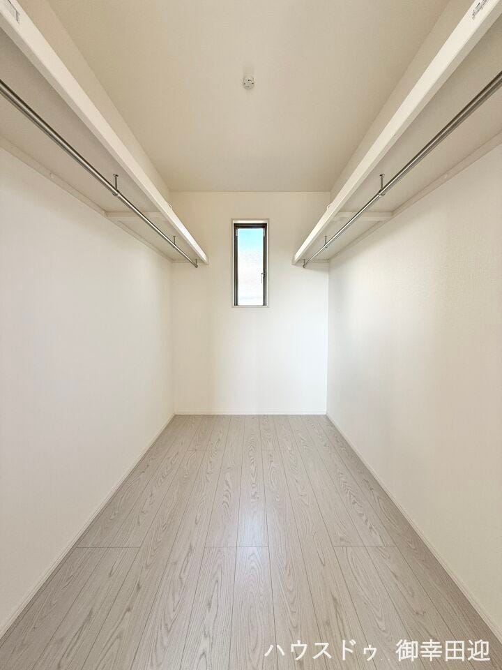 ■2階8.0帖洋室WIC■衣類から小物まで一ヶ所に集約。整理整頓がしやすく、毎日のコーディネートが楽しくなるゆとりの収納です。