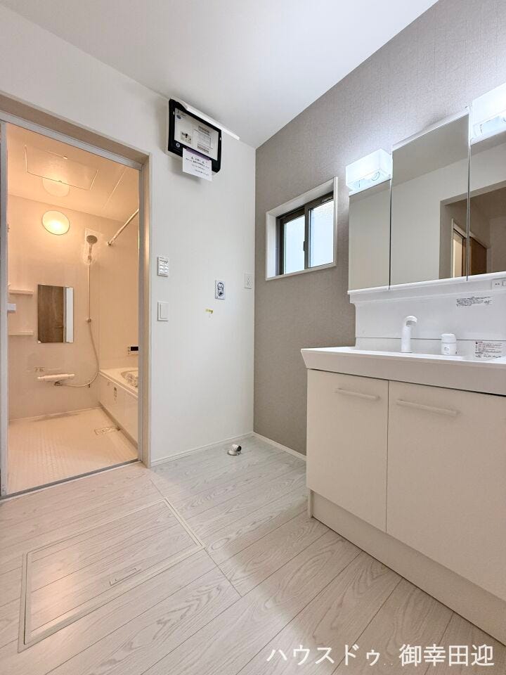 ■清々しいリフレッシュ空間■自分を磨き、気持ちを切り替える。心地よい光が差し込むプライベートスペース。