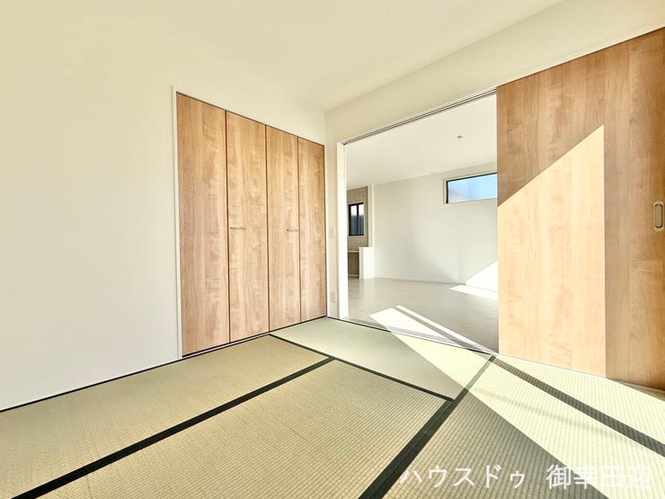■憩いと多用途の万能空間■ゲストをもてなし、昼寝や家事にも使える、畳のぬくもりが心地よい多目的スペース。
