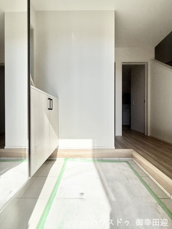 ■□■「ただいま」の安堵をくれる場所■□■訪れる人を迎え入れ、帰るたびにホッと一息つける、明るく機能的なエントランス