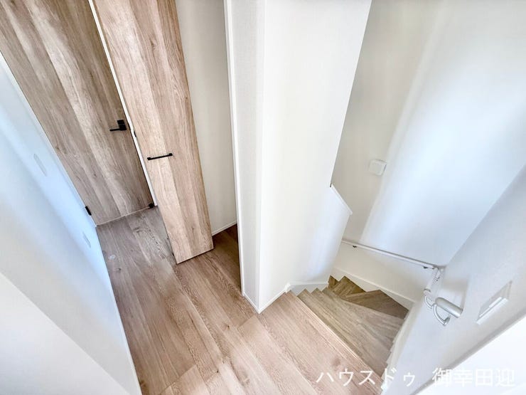 ■□■暮らしを繋ぐ、明るい動線■□■採光窓から光が差し込み、足元を優しく照らす。安全で快適な、家族の生活を支える縦の繋がりです