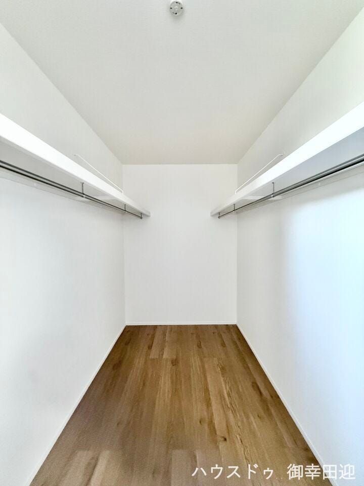 ■□■2階8帖洋室WIC■□■衣類から小物まで一ヶ所に集約。整理整頓がしやすく、毎日のコーディネートが楽しくなるゆとりの収納です