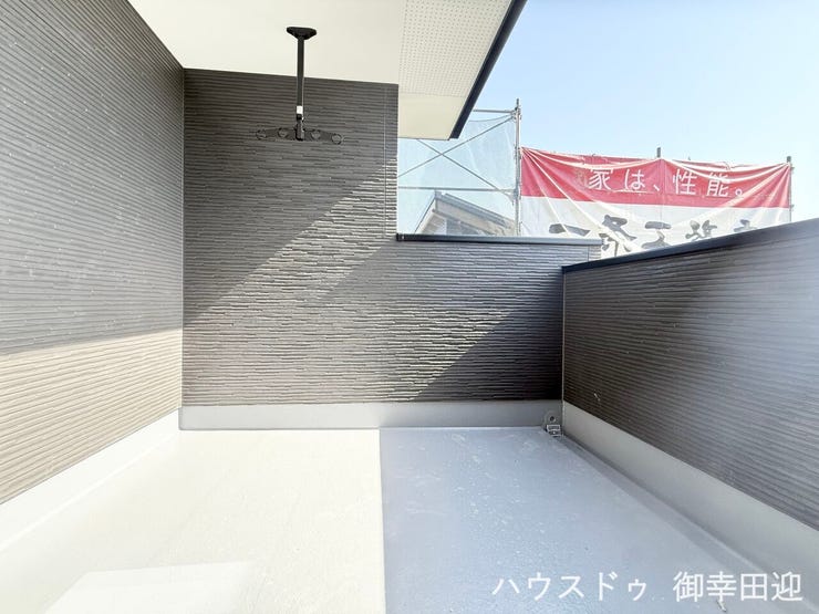 ■□■空の下の開放的な特等席■□■日光浴や読書、外の空気を感じながらリフレッシュ。暮らしを豊かにする、もう一つの心地よい空間です