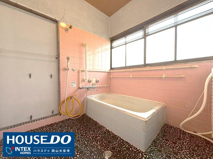 【窓からの光が心地よい浴室】
この広さなら、お風呂のおもちゃを広げても余裕たっぷり!お子様と一緒でもゆったりとバスタイムを楽しめますね。