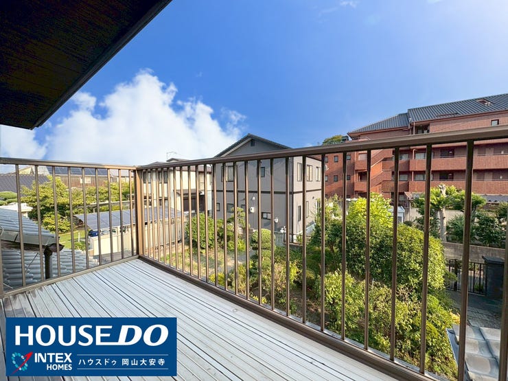 【日当たり良好なバルコニー】
洗濯物もカラッと乾く南向きのバルコニー。太陽の光を浴びながら、くつろぎの時間を過ごすのもいいですね。