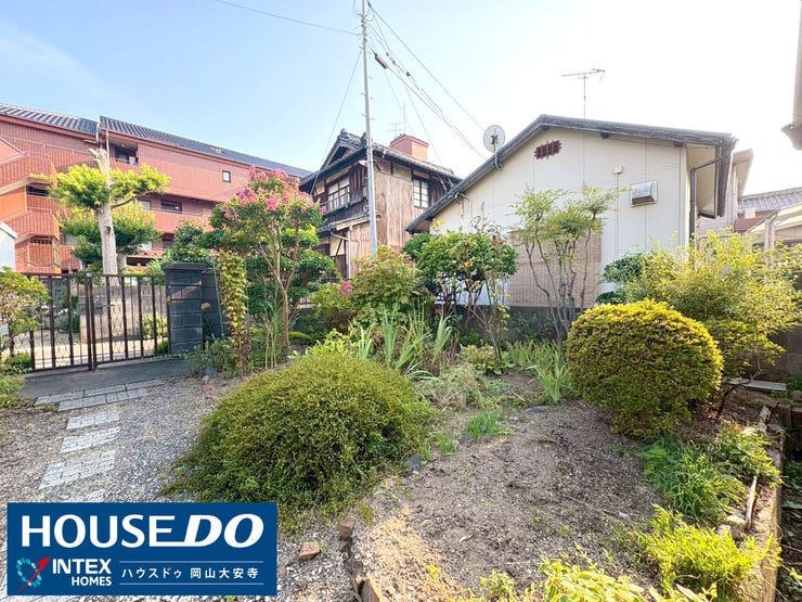 【夢が広がる広い庭】
家庭菜園やガーデニング、芝生を敷いてお子様の遊び場にするなど、アイデア次第で楽しみ方は無限大!ご家族の夢を形にできるお庭です