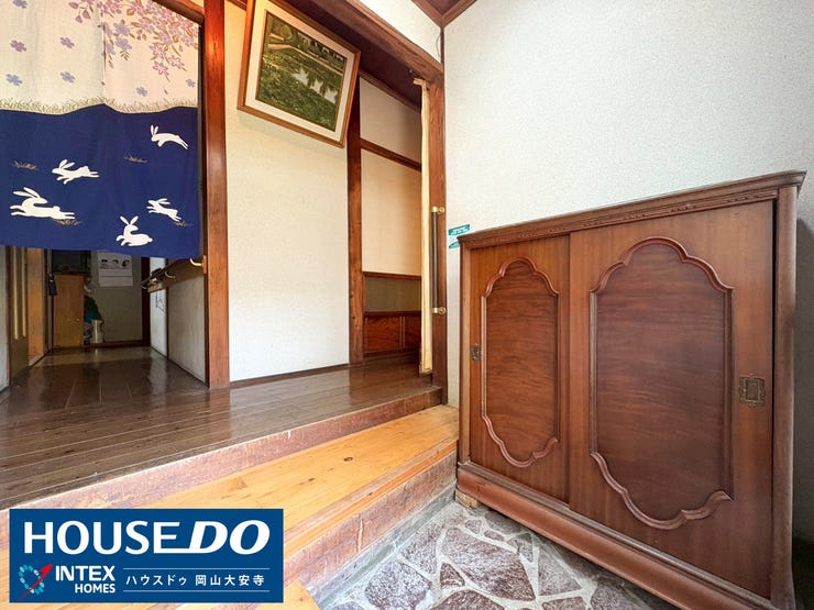 【どこか懐かしい玄関】
昔ながらの温かみを感じる玄関は、帰るたびにホッと一息つけます。段差が低く、お子様やご年配の方も安心ですね。