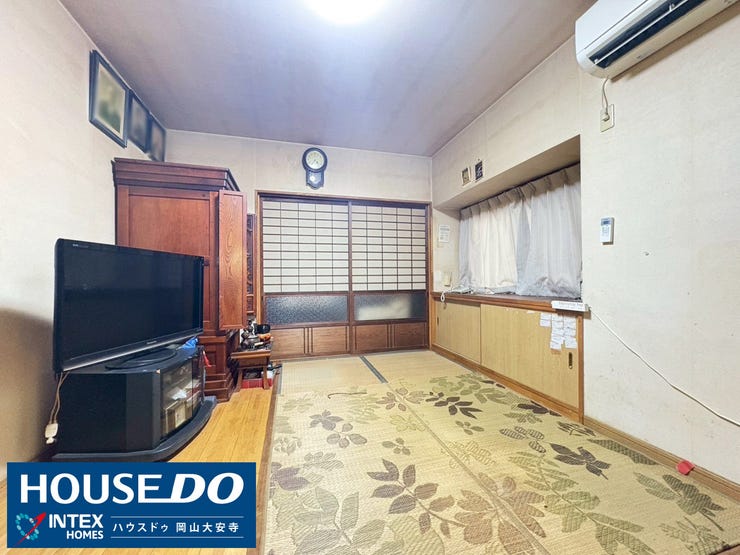 【家族で集う憩いの場】
畳の温かみを感じるリビングは、ご家族みんなが自然と集まる場所。お子様を寝転がせて遊んだり、ゆったりと過ごすことができますね。