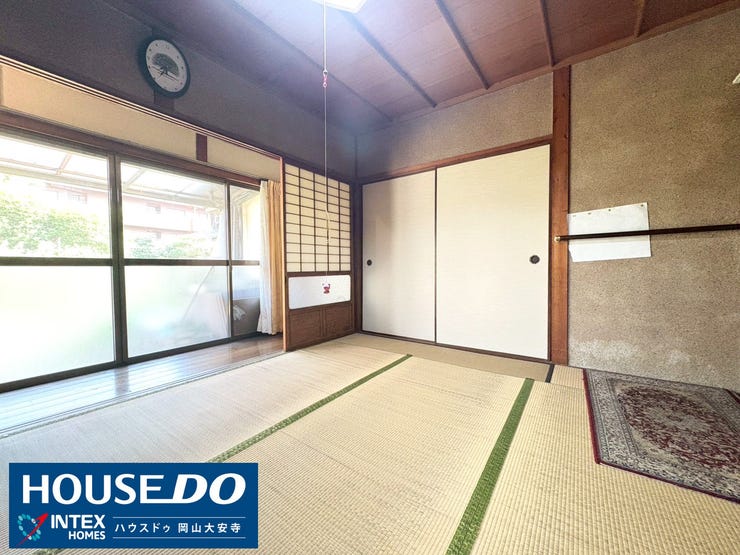 【夫婦でゆったり過ごせる和室】
畳の香りに包まれて、ゆったりとくつろげる寝室。縁側からはお庭を眺めることができ、心安らぐひとときを過ごせますね。