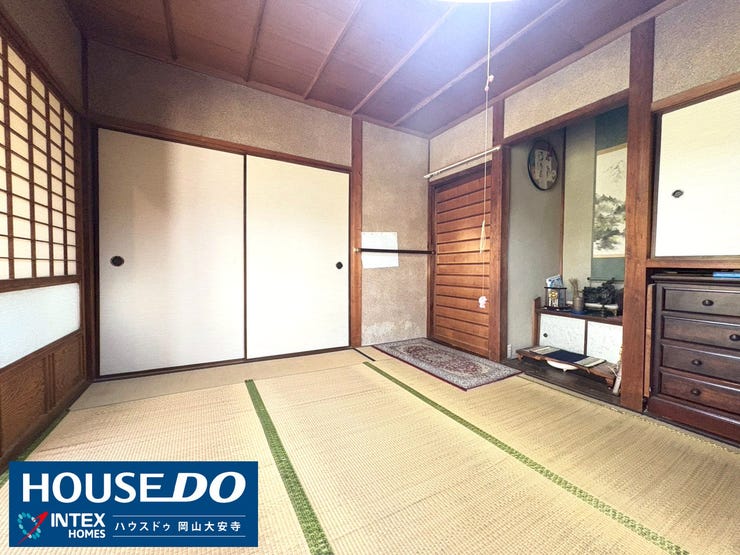 【親御様も安心の和室】
玄関にもリビングにも近いので、親御様との同居にも適しています。いつでも家族の気配を感じられる、あたたかい空間ですね