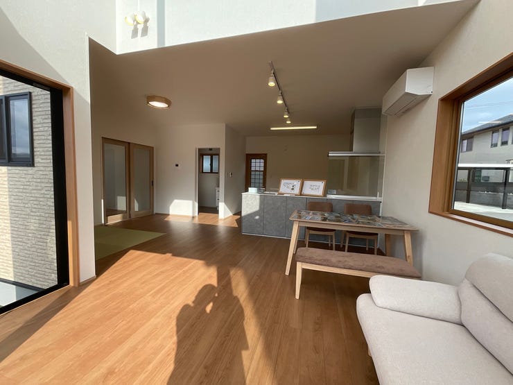 リビング横にはほっこり畳コーナーがございます