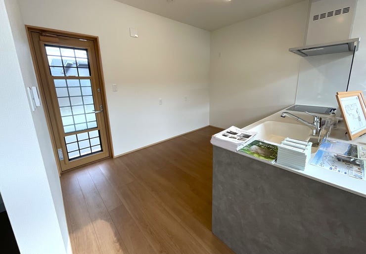 キッチンには勝手口ございます