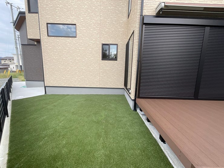 ウッドデッキ横には庭コーナーがございます