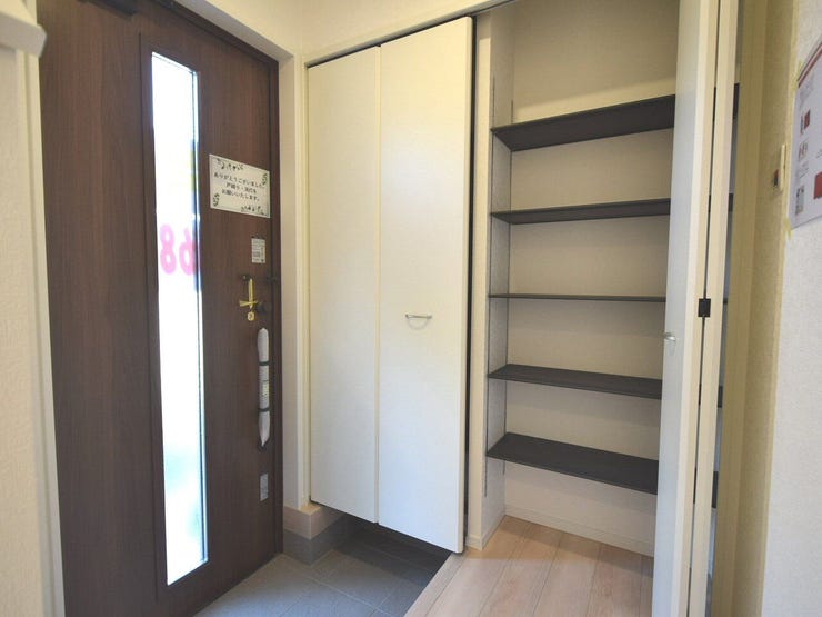 玄関
大容量のシューズボックスで、ご家族全員の靴をすっきり収納可能。整理整頓がしやすく、玄関まわりをいつも清潔に保てます。