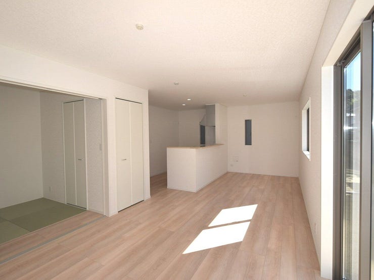 LDK17帖
和室の扉を開けて頂くとより広く開放的になります。