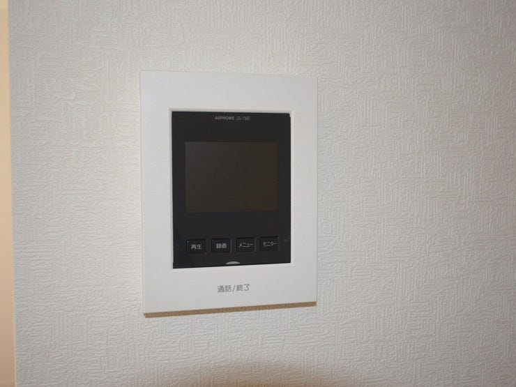 モニタ付インターフォン
来訪者の顔の確認ができ防犯面でも◎