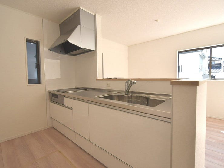 対面キッチン
開放感のあるキッチンは、ご家族と一緒にお料理を楽しめる空間です。広めの作業スペースとたっぷりの収納で、毎日の食事作りや片付けもスムーズに。窓がるため換気もでき気持ちよく家事ができます。