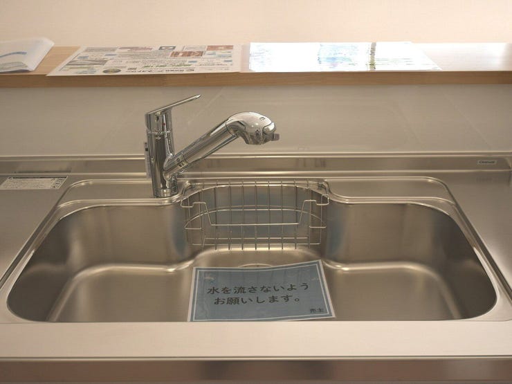 キッチンシンク
広めのキッチンシンクは、まとめて洗い物ができて家事がスムーズ。作業スペースも確保されており、快適にご利用いただけます。