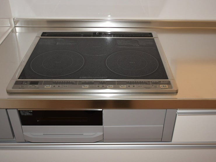 IHクッキングヒーター
IHコンロは掃除も簡単で、いつも清潔に保てます。三口あるので、家族みなさまのお料理も効率よく作れます。