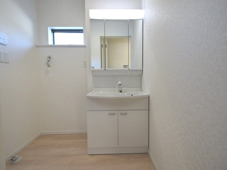 洗面所
三面鏡付きの洗面台は、毎日の支度がスムーズにできてとても便利。収納力もあるので、すっきりとした空間を保てます。