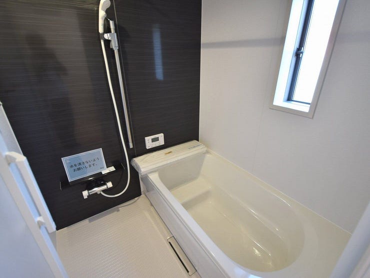 浴室
一日の疲れを癒す広々としたバスルーム。小さなお子さまとの入浴も余裕のサイズ感です。