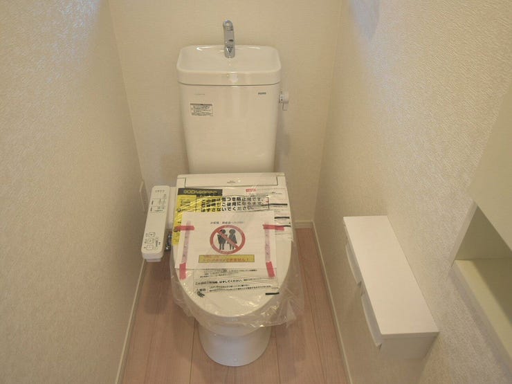 1F トイレ
シンプルで使いやすいデザインのトイレです。温水洗浄便座付きで衛生的に保てるのも嬉しいポイント。落ち着いた色合いで、ゆっくりと過ごせる空間になっています。