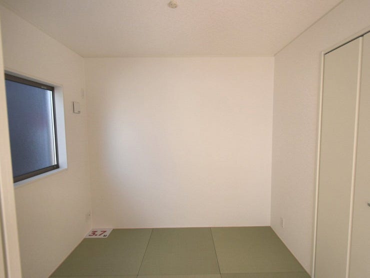 1F 畳コーナー 3.7帖
落ち着いた畳の和室は、客間や趣味の空間としても便利。家族のくつろぎ時間をゆったり過ごせる場所です。