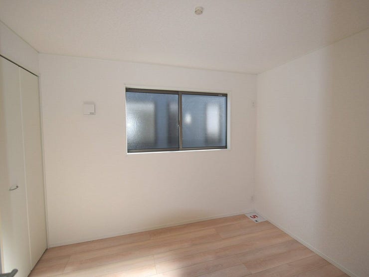 2F 洋室5帖
ナチュラルな色合いの洋室は、お子さまの遊び場や勉強スペースとしても使いやすく、成長に合わせて柔軟に活用できます。