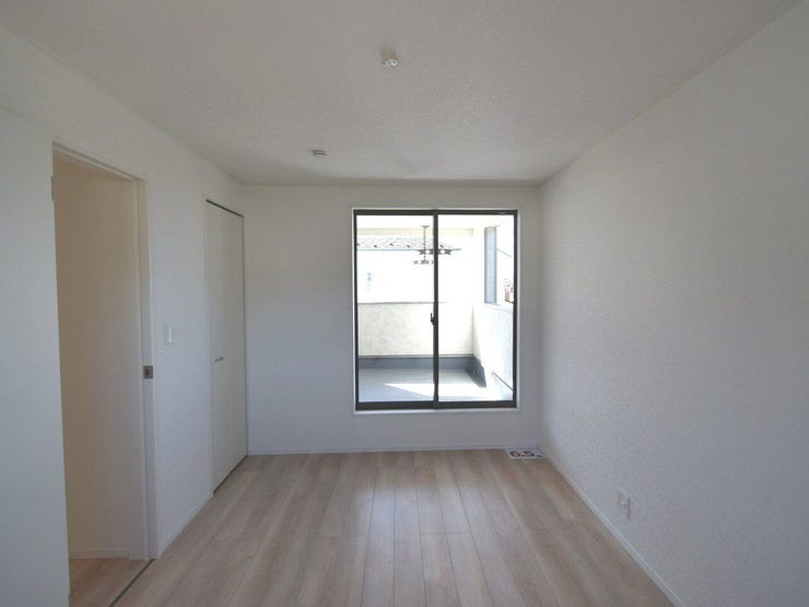 2F 洋室6.7帖
明るく清潔感のある洋室は、収納も取り入れやすく、お子さまが自分の空間として大切にできるお部屋です。