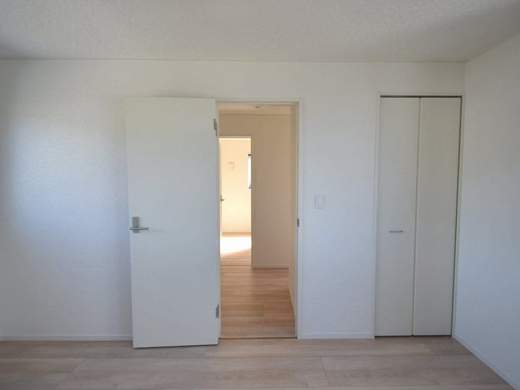 2F 洋室6.7帖
衣類や小物も効率よく収納可能。お部屋をすっきり保てるのが嬉しいポイントです。