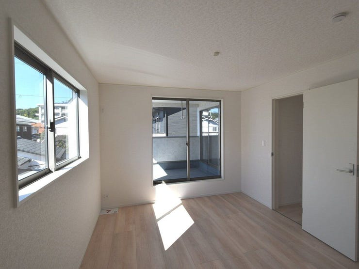 2F 洋室7帖
広さと明るさを兼ね備えた主寝室は、家族のプライベートタイムを大切にできる空間です。収納も十分にあり、整理整頓もスムーズです。