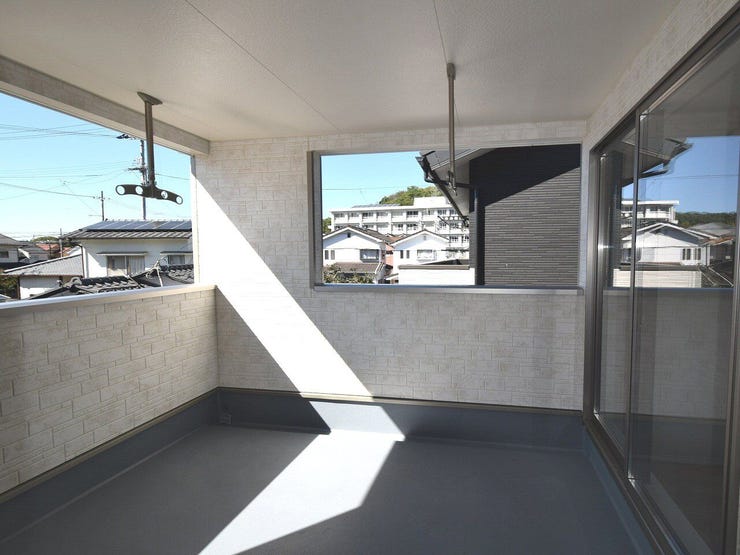 インナーバルコニー
天候に左右されることなく洗濯できるインナーバルコニーです。広いスペースで大量の洗濯物でもゆったりと干すことができます。