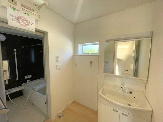 面室には窓があり、風通しも良く清潔にたもてます♪
三面鏡付き洗面台はライト付き☆収納も豊富ですっきり整います。