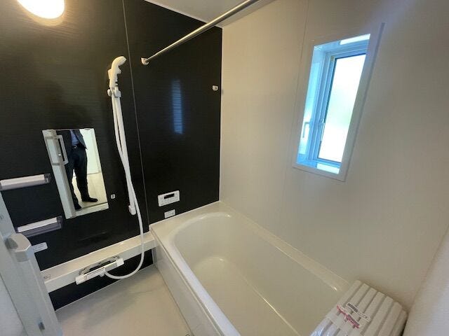 ランドリーパイプ付きの浴室乾燥機で、夜や雨の日でも安心して干せます♪