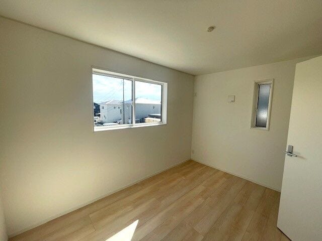 2階 洋室(6帖)には窓が2か所あり、風通しも良く心地よいお部屋です。