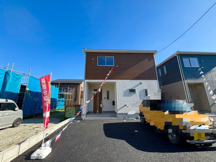 【外観】
あすなろう鉄道「西日野」駅まで5400m/「内山道」停まで徒歩約6分の立地。