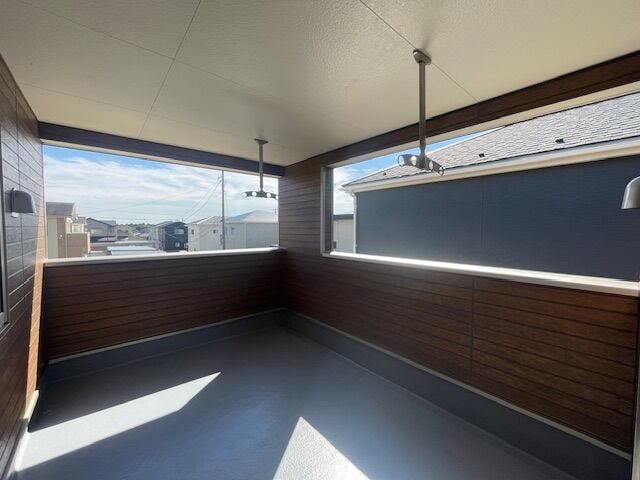 広々としたインナーバルコニーで、洗濯物や布団もたっぷり干せます。