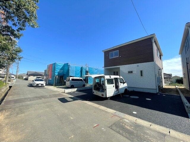 前面道路幅約6Mあり、駐車が苦手な方も安心して駐車できます♪