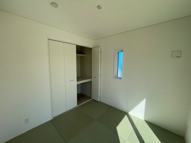 リビング横には和室があり、収納付きです。